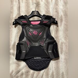 icon stryker body armor vest - black/pink size l/xl